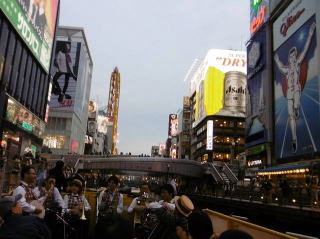 デキシーランドジャズ演奏　大阪グリコ看板前